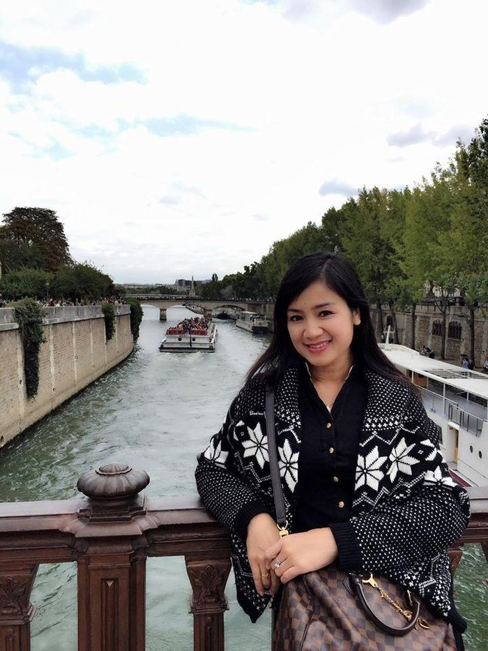 Cô duy trì lối sinh hoạt điều độ, không nhuộm tóc, không lạm dụng mỹ phẩm và sử dụng một số biện pháp hỗ trợ làm đẹp khác để nuôi dưỡng, duy trì làn da căng mịn, trẻ trung.