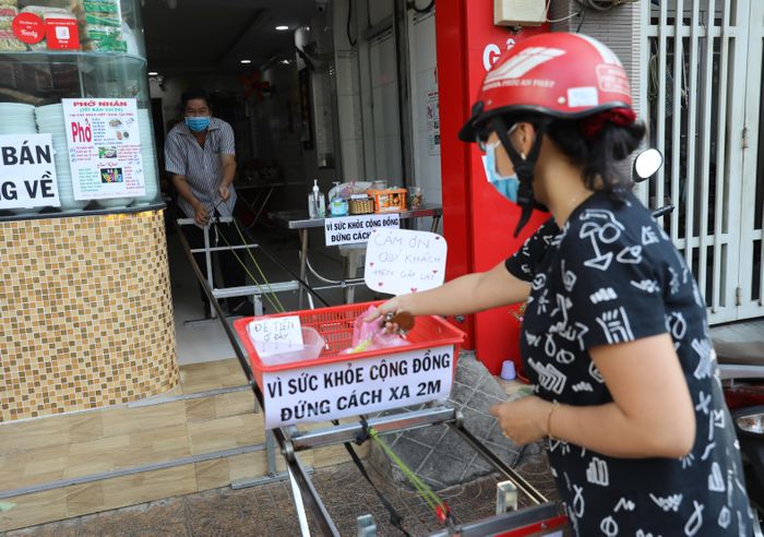 Những ngày thực hiện cách ly xã hội nhưng vẫn đảm bảo tiếp diễn việc buôn bán, ông chủ tiệm phở ở Quận Tân Phú đã sáng chế nên hệ thống ròng rọc để chuyển hàng cho khách được an toàn, tiện lợi. Chủ quán và khách hàng có thể giao - nhận thông qua chiếc rổ đựng đồ ăn trên và được tải trên khung ròng rọc. Tiền giao dịch được đặt vào chiếc khay ở bên cạnh. 