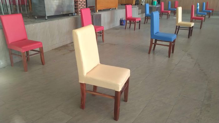 Dãy ghế được cửa hàng chuẩn bị để khách ngồi giãn cách lúc chờ mua hàng 