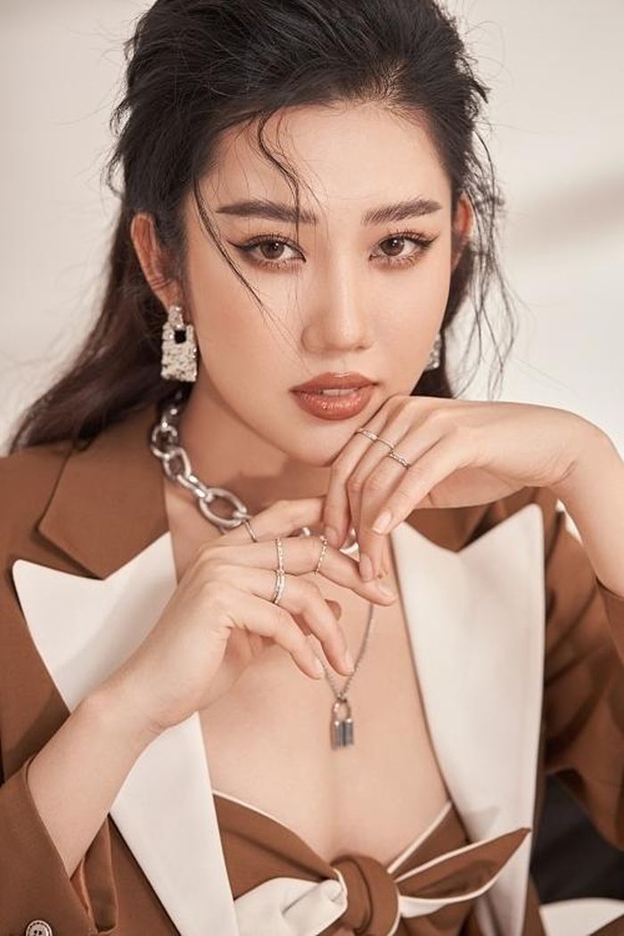 Thúy Ngân tung bộ hình với phong cách quyến rũ với vest tong nâu trầm cùng kiểu trang điểm Tây mới lạ mừng sinh nhật tuổi 29 ngày 5/4.