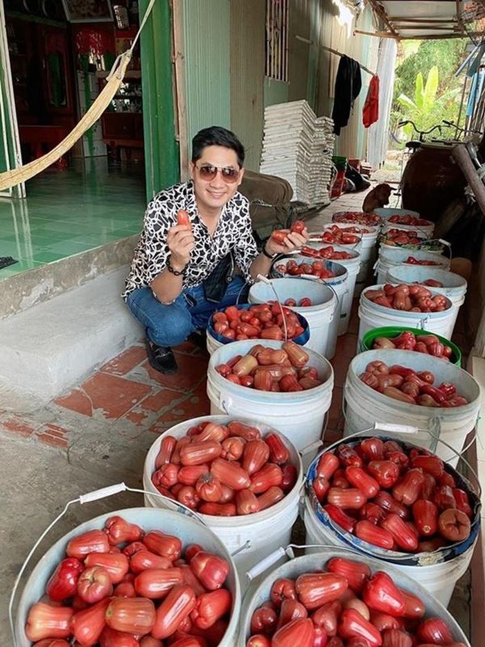 Minh Luân về quê nhà Đồng Tháp tránh dịch, khoe thành quả của vườn cây ăn trái gia đình trên trang cá nhân. Anh tâm sự mặc dù về quê thoải mái nhưng anh vẫn nhớ sân khấu, phim trường.