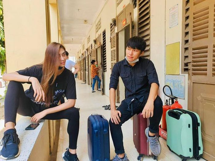 Sao Việt 5/4: Trên trang cá nhân, Võ Hoàng Yến thông báo kết thúc đợt cách ly dài 17 ngày cùng loạt hình kỷ niệm với những người bạn, cán bộ tại khu cách ly. Chân dài trìu mến gọi khu cách ly là “nhà chung” và chia sẻ đây là khoảng thời gian “không thể quên”.