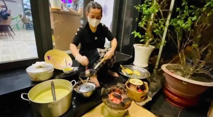 Tranh thủ thời gian cách ly toàn dân, Phi Nhung trổ tài làm bánh xèo tại nhà. Nữ ca sĩ thừa nhận dịch bệnh ảnh hưởng nhiều đến thu nhập cũng như cuộc sống của bản thân. Giọng ca hải ngoại cho rằng mọi người cùng chấp hành việc ở nhà thì dịch bệnh sẽ sớm bị đẩy lùi.
