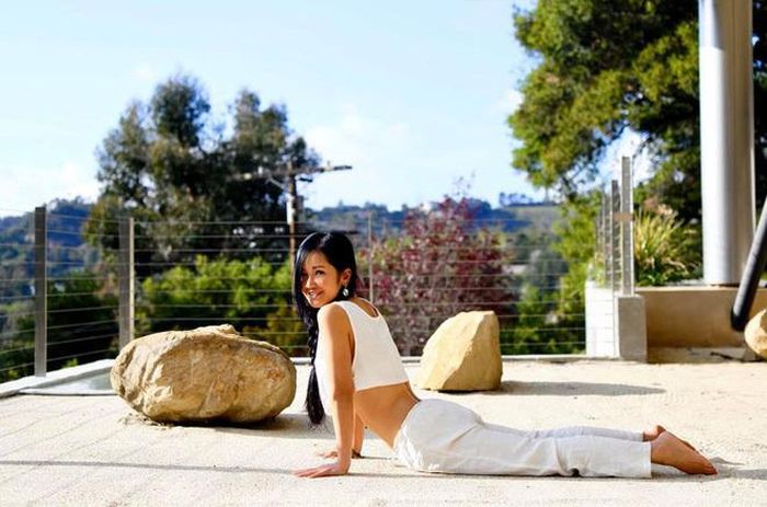 Trong thời gian dịch bệnh diễn biến phúc tạp, diva Hồng Nhung cùng hai con tự cách ly tại Mỹ. Tại đây, bà mẹ hai con vẫn duy trì tập thể dục hàng ngày nên dù đã bước sang tuổi 50, trông cô vẫn trẻ trung và giữ được vóc dáng thon gọn.