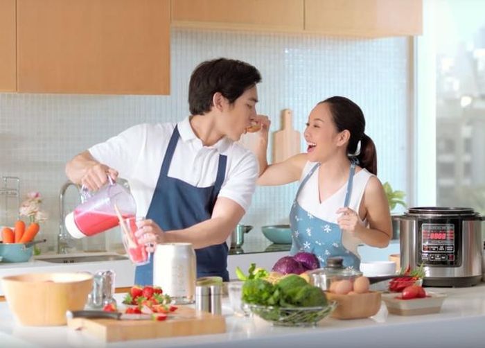  Chia sẻ việc nhà giúp tình cảm vợ chồng thêm gắn bó. Ảnh: Internet. 