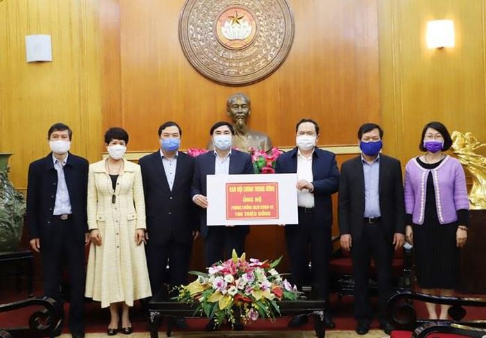 Chủ tịch Trần Thanh Mẫn tiếp nhận ủng hộ từ Ban Nội chính Trung ương. Ảnh: UBTƯ MTTQ Việt Nam.