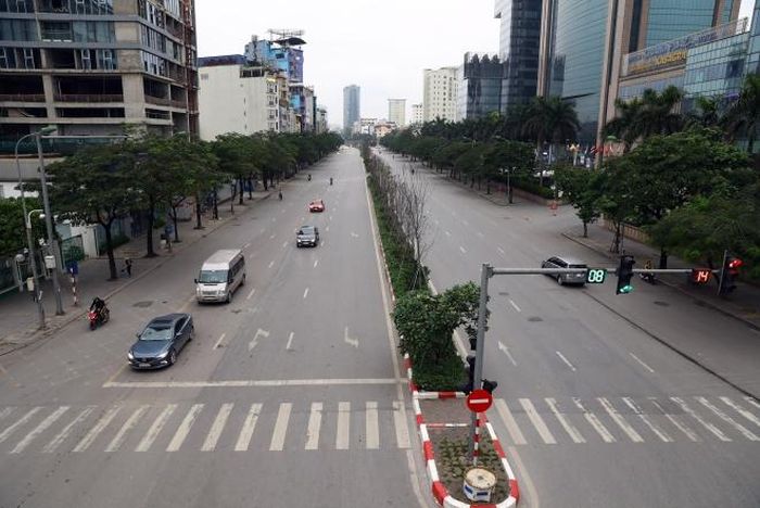 Tuyến phố Trần Duy Hưng vào giờ cao điểm rất vắng vẻ trong ngày "cách ly xã hội". Ảnh: Huy Hùng - TTXVN