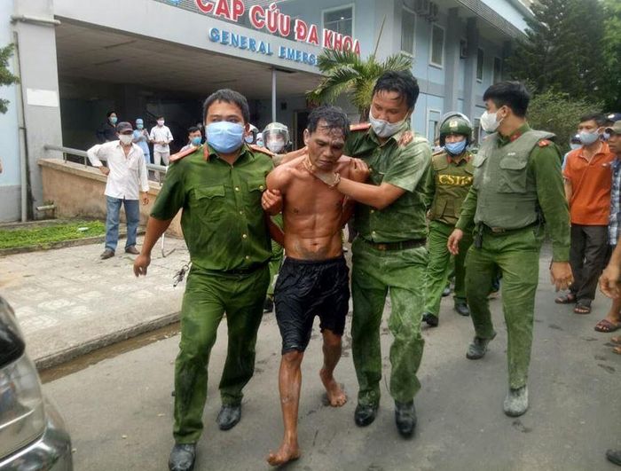 Cảnh sát 113 bắt giữ và áp giải về cơ quan điều tra.