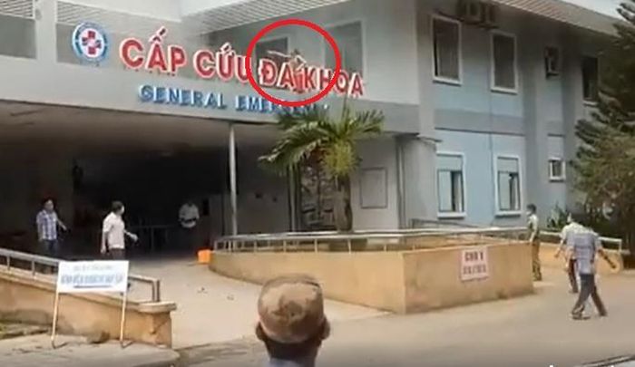 Đối tượng Đinh Văn Máy cố thủ trên nóc Khoa cấp cứu trước khi bị khống chế.