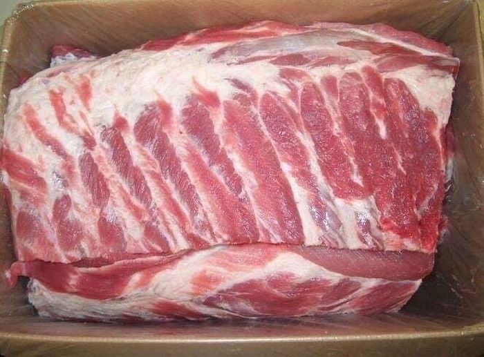 Nhiều người tiêu dùng đã chuyển sang ăn các loại thịt lợn nhập khẩu vì giá thành rẻ hơn 