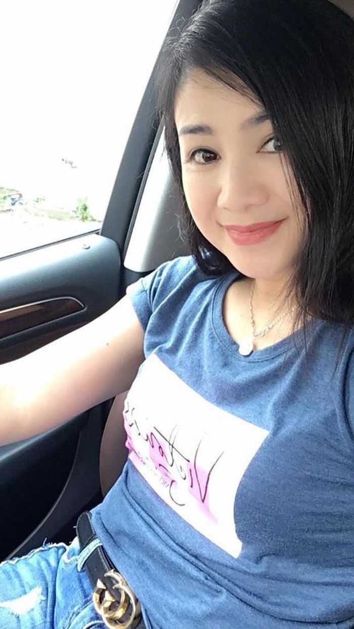 "Tôi sống bình lặng. Ngoài diễn sân khấu, hàng ngày tôi dành thời gian còn lại chăm sóc gia đình, đưa con đi học rồi đón con về. Tôi đã quen nếp sống sáng ra mở mắt thấy con, đi ngủ thấy con", Thu Hà chia sẻ.