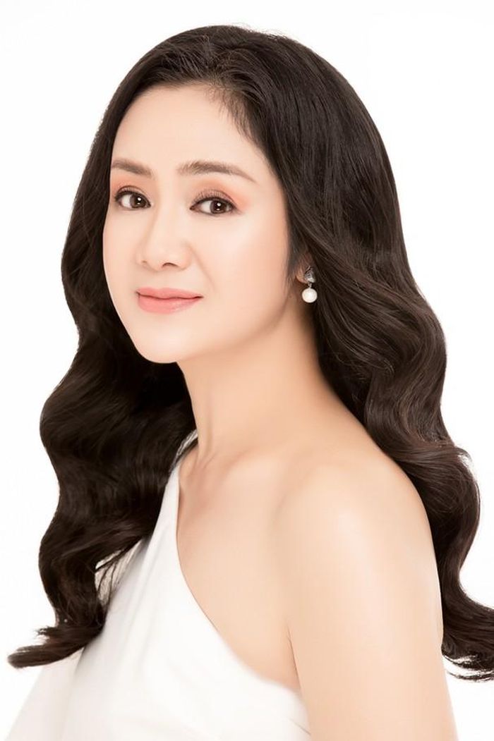 Cô duy trì lối sinh hoạt điều độ, không nhuộm tóc, không lạm dụng mỹ phẩm và sử dụng một số biện pháp hỗ trợ làm đẹp khác để nuôi dưỡng, duy trì làn da căng mịn, trẻ trung.