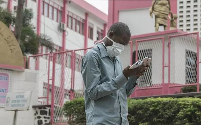 Người đàn ông đeo khẩu trang bên ngoài một bệnh viện ở Yaoundé, Cameroon. Ảnh: AFP
