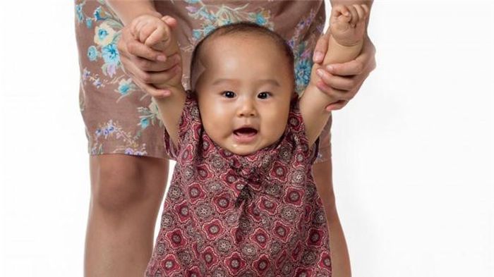  Trẻ em không được phép tập bò: Trong suốt một thời gian dài, các bà mẹ tại Mỹ cho rằng việc cho trẻ tập bò sẽ khiến con của họ chậm biết đi. Những đứa trẻ được cho mặc những chiếc váy dài để khiến chúng không thể tập bò. 
