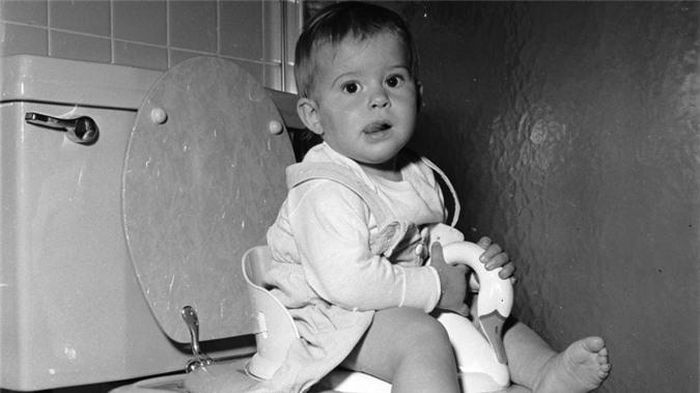  Cho trẻ sơ sinh tập bú bình: Vào cuối thế kỷ 19 đầu thế kỷ 20, để tiết kiệm thời gian chăm sóc con, các gia đình đã cố gắng dạy cho các em bé sơ sinh cách bú bình. Theo hướng dẫn William và Lena Sadler năm 1916 trong cuốn sách Mẹ và bé đã hướng dẫn về việc làm thế nào để bé tập bú bình ngay từ tháng tư. 