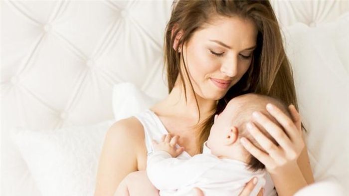  Hãy tin vào chính mình: Các bậc cha mẹ thường xuyên bị thu hút bởi những lời khuyên về việc nuôi dạy con. Nên nhớ rằng những kĩ thuật đó luôn luôn thay đổi. Một trong những lời khuyên vô giá nhất đến từ bác sĩ Benjamin đã nhắc nhở các bậc cha mẹ hãy tự tin và lắng nghe bản năng của mình. 