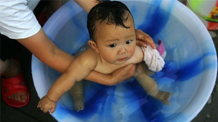  Trẻ sơ sinh nên được tắm trong dầu, mỡ động vật: Tầm quan trọng của việc vệ sinh cho trẻ đã được khẳng định trong thời đại ngày nay. Tuy nhiên vào cuối thế kỷ 20, các cuốn sách về nuôi dạy trẻ đã đưa ra lời khuyên nên vệ sinh cho trẻ sơ sinh bằng mỡ, dầu oliu hoặc bơ. Bố mẹ cũng không nên tắm cho trẻ bằng nước và xà bông cho tới khi trẻ được một tuần tuổi. 