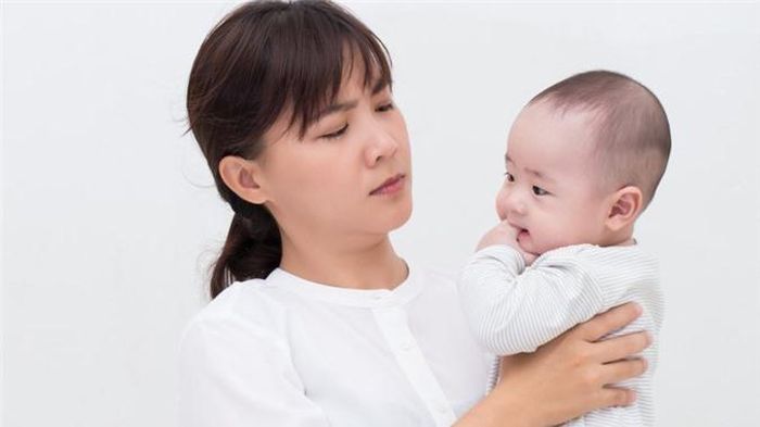  Người mẹ bị đổ lỗi cho mọi thứ: Các bà mẹ phải chịu trách nhiệm về mọi thứ có liên quan đến sức khỏe của những đứa trẻ. Người ta cho rằng thái độ và cả những thứ người mẹ nhìn thấy trong thai kì cũng có ảnh hưởng đến đứa trẻ. 