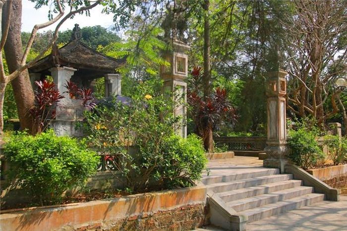 Lăng Ngô Quyền được đặt tại vị trí đẹp nhất đồi Cấm.