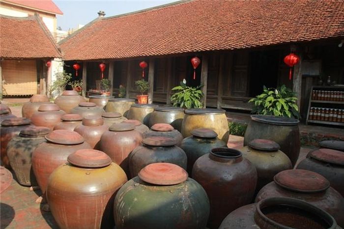 Ngôi nhà cổcủa ông Hà Hữu Thể gồm 7 gian và còn tương đối nguyên vẹn. Đây cũng là một trong số ít gia đình còn giữ nghề làm tương nếp truyền thống.