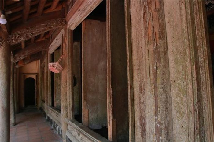 Những cánh cửa nhuốm màu thời gian.