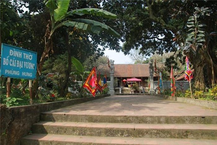 Làng cổ Đường Lâm được mệnh danh là vùng đất hai Vua, bởi đây là nơi sinh ra của 2 vị vua nổi tiếng là Phùng Hưng và Ngô Quyền