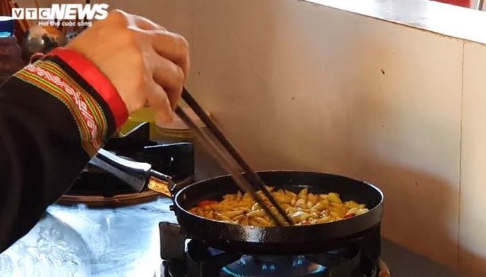 Với người Ê Đê, sâu muồng là món ăn thơm ngon, bổ dưỡng