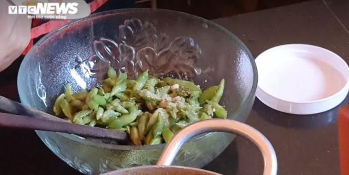 Những chiếc kén sâu muồng chứa nhộng bên trong được trộn gia vị trước khi nấu.