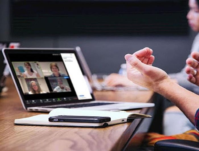 Ngoài ra, việc Zoom cung cấp nhiều công cụ cá nhân hóa như: gửi tin nhắn trực tiếp, ghi âm bài giảng, thay đổi góc quay camera, thay đổi phông nền… đã giúp cho số lượng người sử dụng phần mềm này tăng nhanh đáng kể 