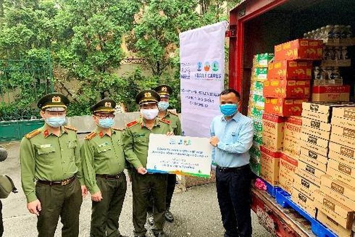 Sản phẩm hỗ trợ sẽ nhanh chóng được chuyển đến tận tay cán bộ chiến sĩ trực tiếp thực hiện công tác phòng, chống dịch Covid-19