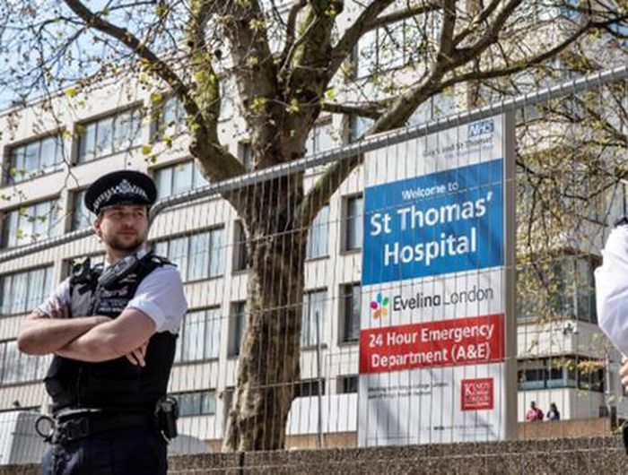 Các bác sĩ nói, hiện ông không cần máy trợ thở trong bệnh viện St Thomas, London