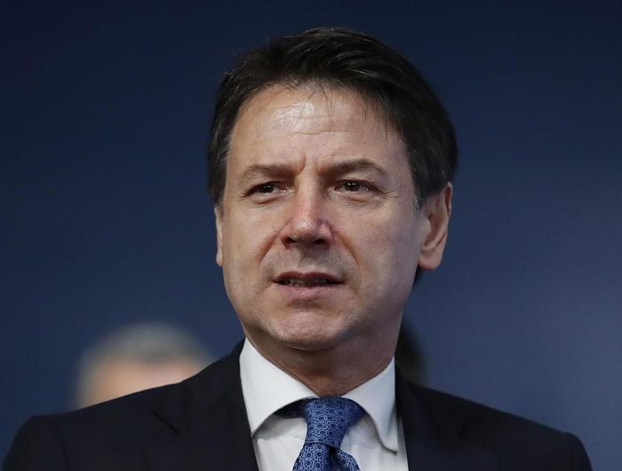 Thủ tướng Italy Giuseppe Conte đăng dòng tweet: “Tâm trí của tôi dành cho ông Boris Johnson và tất cả người dân Anh. Chúc ông mau bình phục. Ông nhận được sự ủng hộ hoàn toàn của Chính phủ Italy và cá nhân tôi”