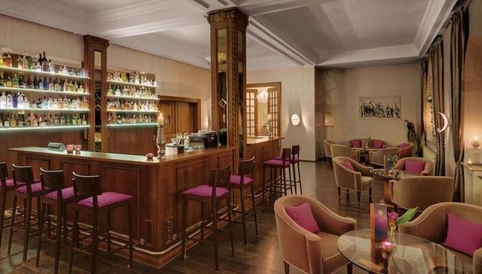  Quầy bar quý phái là một địa điểm lý tưởng để trò chuyện và tận hưởng những phút giây thư thái. Khách sạn cung cấp dịch vụ đặt đồ uống 24/7. 