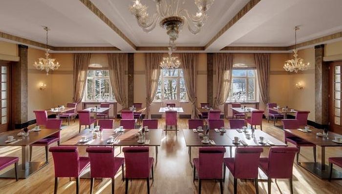  Phòng ăn rộng lớn chuyên phục vụ bữa buffet sáng có tên là Red Salon, được trang hoàng bởi những tông màu trang nhã, thanh lịch. Vào những ngày cuối tuần, nơi đây phục vụ thêm rượu champagne. 