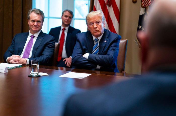  CEO Bank of America Brian Moynihan (trái) và Tổng thống Mỹ Donald Trump trong cuộc họp tại Nhà Trắng hôm 11/3. Ảnh: AP. 