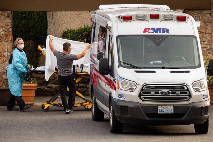 Mỹ vẫn tự tin sau khi ghi nhận ca tử vong đầu tiên vì Covid-19 hồi cuối tháng 2. Ảnh: Wall Street Journal. 