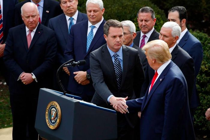  CEO Walmart bắt tay Tổng thống Trump cuối buổi họp hôm 13/3. Ảnh: AP. 
