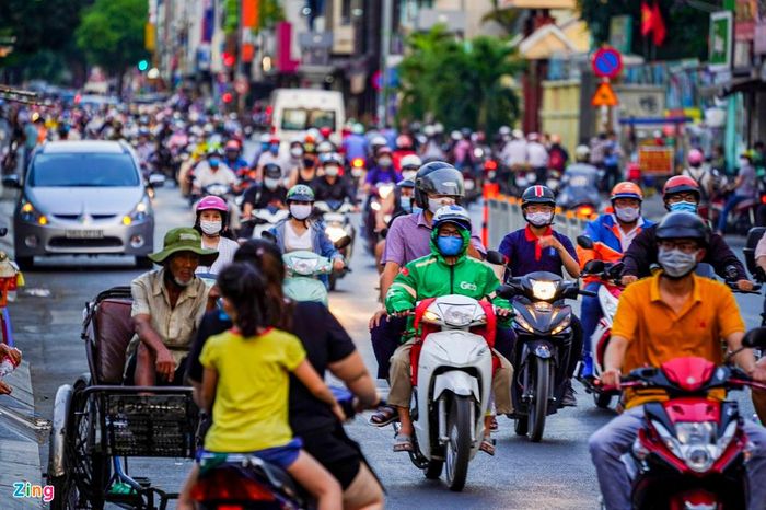  Lượng phương tiện lưu thông ngoài đường Hai Bà Trưng cũng càng đông đúc trở lại vào giờ cao điểm. Có người đeo khẩu trang nhưng một số người khác không chấp hành quy định và cũng không đội mũ bảo hiểm. 