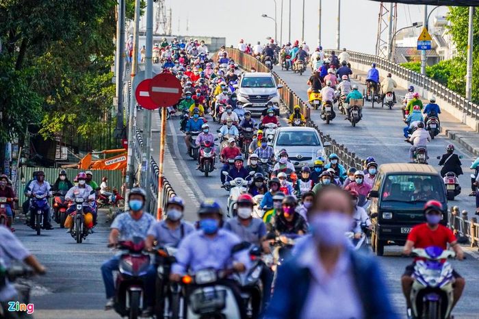  Dòng xe di chuyển chậm trên cầu Chánh Hưng hướng về trung tâm thành phố. Nhiều ngày vừa qua, người đi đường hiếm khi bắt gặp hình ảnh xe cộ đông đúc ngoài đường như thế này. 