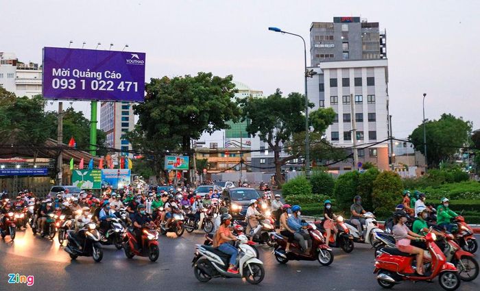  Lương phương tiện tại vòng xoay Dân Chủ cũng đã đông đúc trở lại nhưng tuy nhiên không có tình trạng xảy ra ùn ứ. 