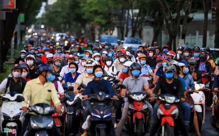  Con đường Võ Thị Sáu đã xuất hiện trở lại hình ảnh dòng xe nối đuôi nhau vào giờ tan tầm. Tuy nhiên, theo Chỉ thị 16, nhiều cơ quan, doanh nghiệp, cửa hàng không thiết yếu đã đóng cửa để thực hiện cách ly xã hội. Đa số người dân được yêu cầu làm việc ở nhà. 