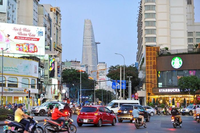  Sau những ngày đầu chấp hành khá nghiêm Chỉ thị thì đường phố Sài Gòn đông đúc trở lại. Vòng xoay Phù Đổng cũng có nhiều xe lưu thông hơn so với vài ngày trước. 