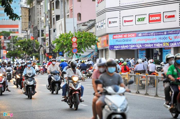  18h30 trên đường Cách mạng tháng 8, dòng người xe di chuyển ngày một đông hơn. Theo nhiều người, lưu lượng xe trên đường này chỉ ít hơn so với thời điểm trước khi có dịch, chứ chưa hề vắng vẻ. 
