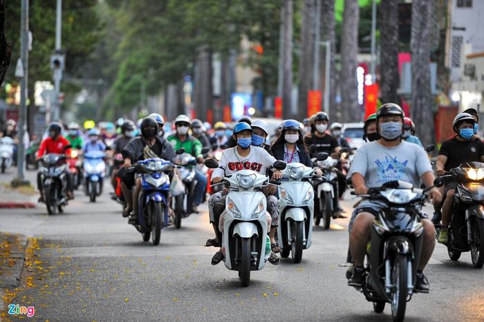  Khá đông người và xe cộ lưu thông trên đường Nguyễn Thị Minh Khai lúc 18h. 