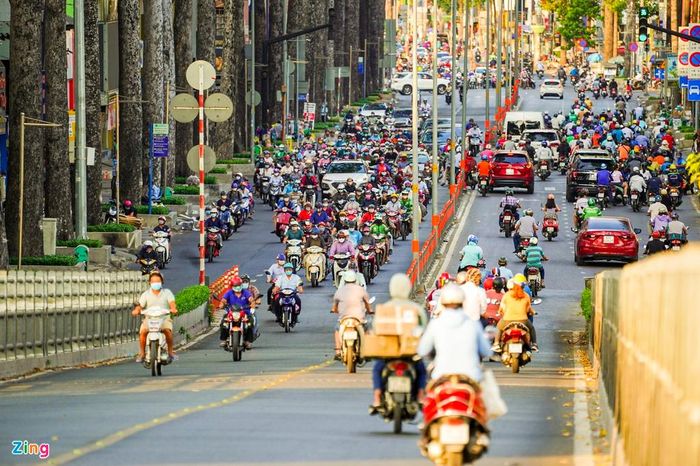  Đường 3/2 có thời điểm xe cộ chen chúc nhau di chuyển chậm ở các giao lộ. Khung cảnh không khác tình hình giao thông những ngày bình thường khác. Kể từ ngày 1/4, theo Chỉ thị của Thủ tướng, người dân hạn chế ra đường nếu không có việc cần thiết, giữ khoảng cách tối đa 2 m và phải đeo khẩu trang. 