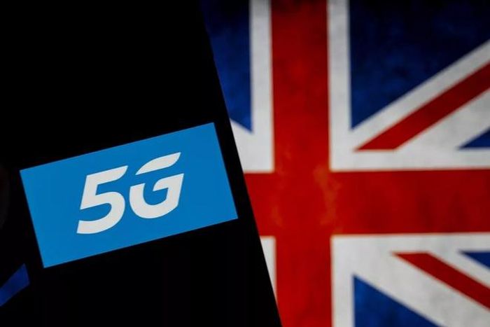 Hành động đốt các trụ phát sóng 5G có thể ảnh hưởng đến công tác chống dịch đang căng thẳng tại Anh. Ảnh: The Verge.