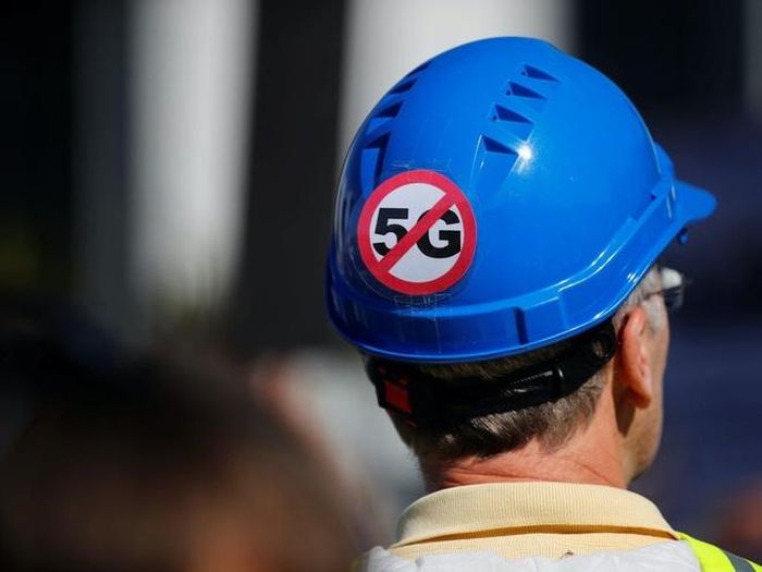 Các thuyết âm mưu khiến một bộ phận người dân Anh tin rằng mạng 5G gây ra Covid-19 và đi tấn công những trạm phát sóng. Ảnh: Business Insider.