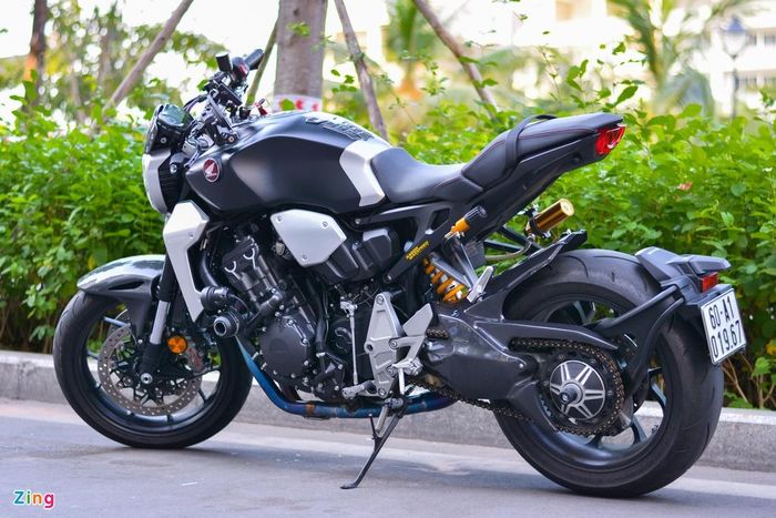 Honda CB1000R được xem là một trong những mẫu naked-bike hiện đại đầu tiên mang kiểu dáng hoài cổ. Tại thị trường Việt Nam, CB1000R có giá bán 468 triệu đồng, đối thủ trực tiếp của CB1000R là mẫu xe "quốc dân" Kawasaki Z1000 R (459 triệu đồng). 