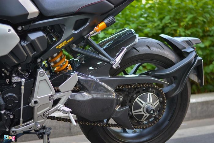  Ngoài sự nổi bật của giảm xóc Ohlins ở phía sau, chiếc xe còn có thêm ốp gầm sau carbon đến từ hãng Magical Racing, một hãng phụ kiện môtô có tiếng của Nhật Bản. 