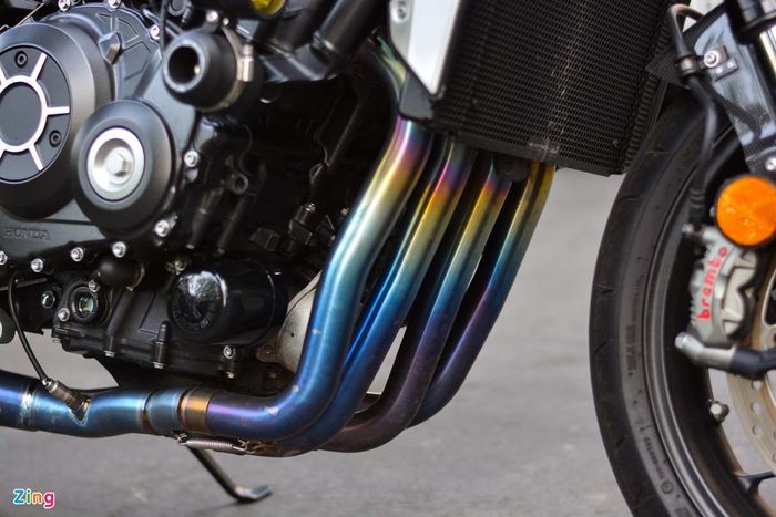 Ngoài các chi tiết carbon, hệ thống xả cũng là điểm nhấn trên chiếc CB1000R này. Xe sử dụng bộ ống xả SC Project Full System với phần cổ làm từ titan và ống xả SC1-R Titanium, trọn bộ ống xả này tiêu tốn của chủ nhân khoảng 45 triệu đồng.